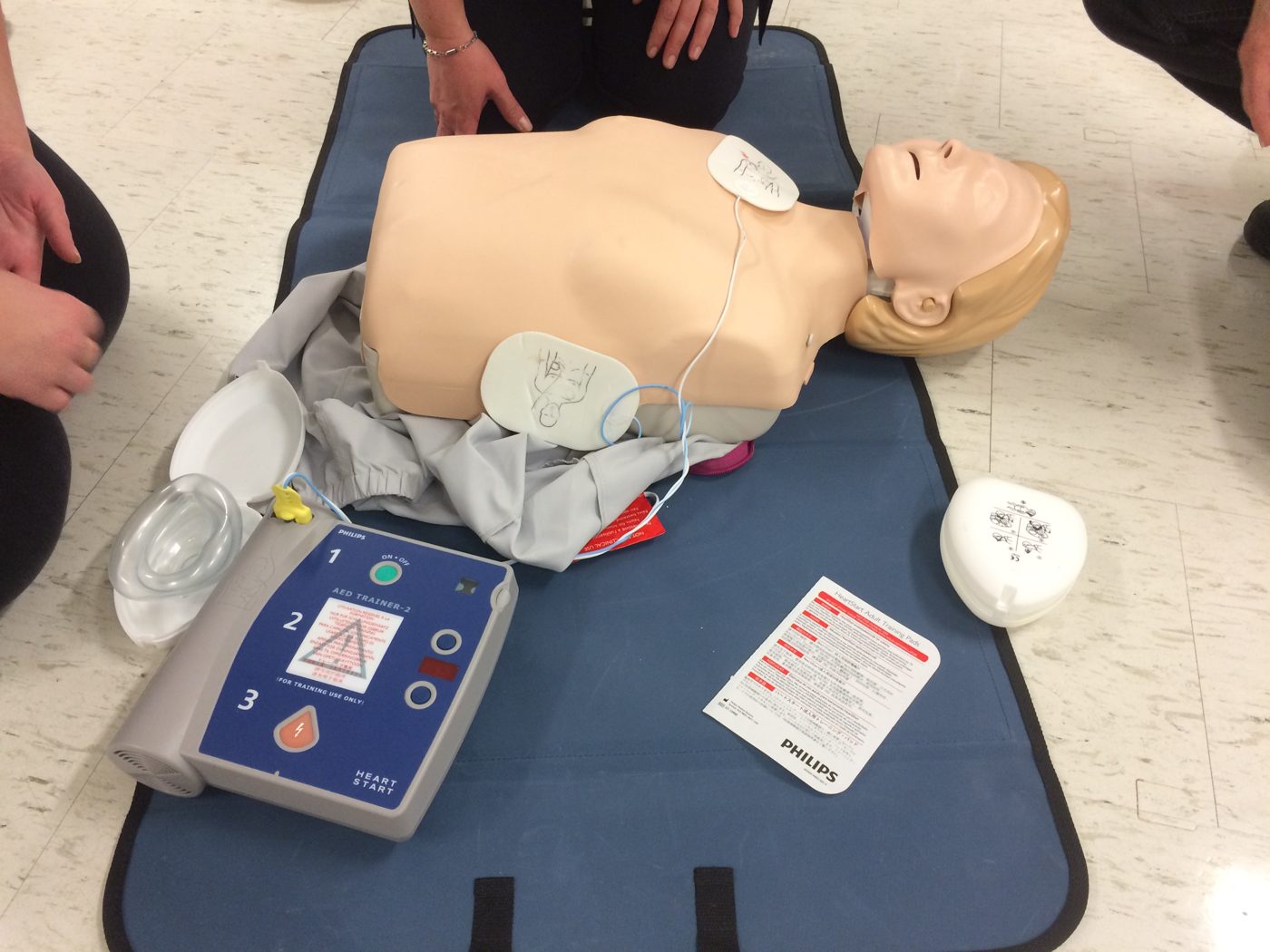 Formation ACLS en clinique de gestion de la douleur — mannequin et défibrillateur de formation
